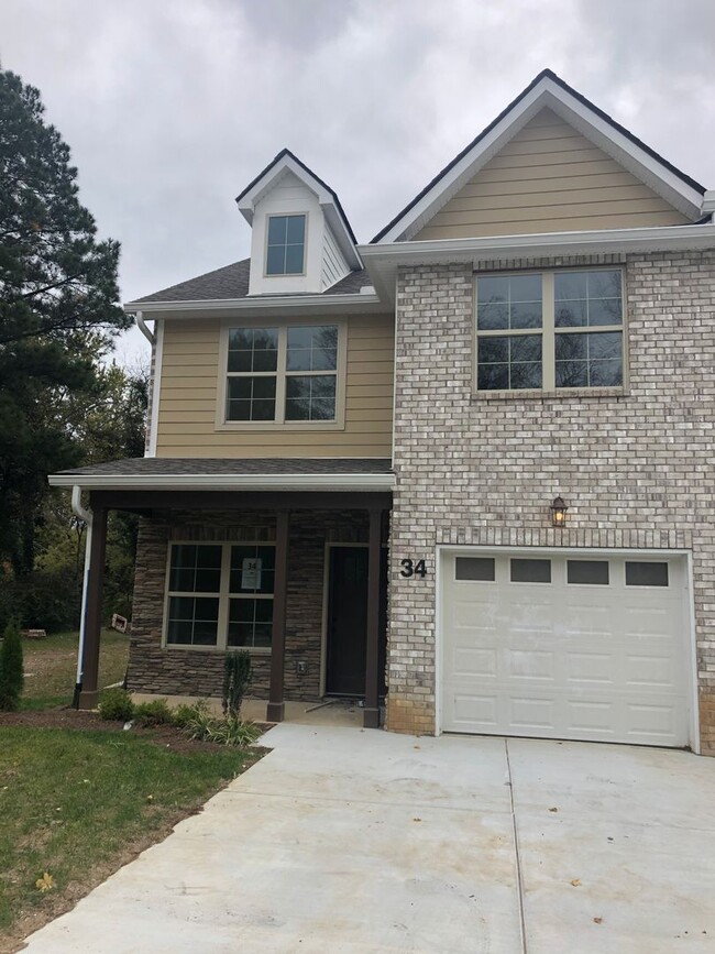 Primary Photo - Townhome with 3 Bed/2.5 Bath w 1 Car Garag...