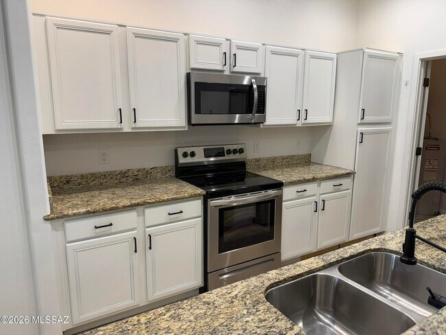 Building Photo - 2028 E River Rd