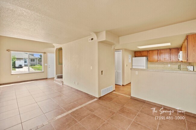 Building Photo - Spacious & Unique 3BD/2BA Townhome w/ Gara...