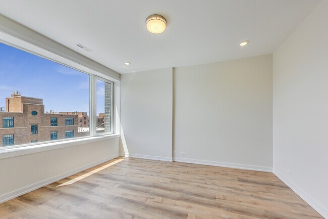 Building Photo - 2827 N Clybourn Ave