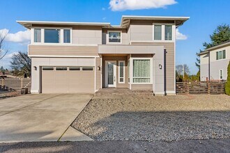 Building Photo - Amazing 4 beds/ 2.5 baths house in North Benson Hill/Renton.