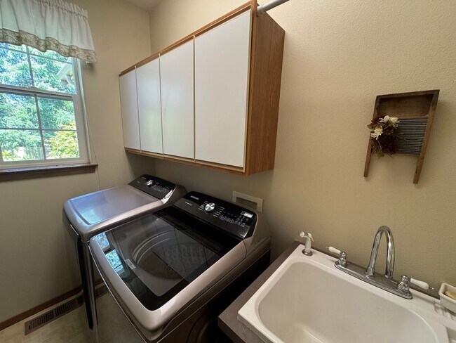 Building Photo - 3 Bed, 2 Bath PLUS Bonus Room SHORT TERM R...
