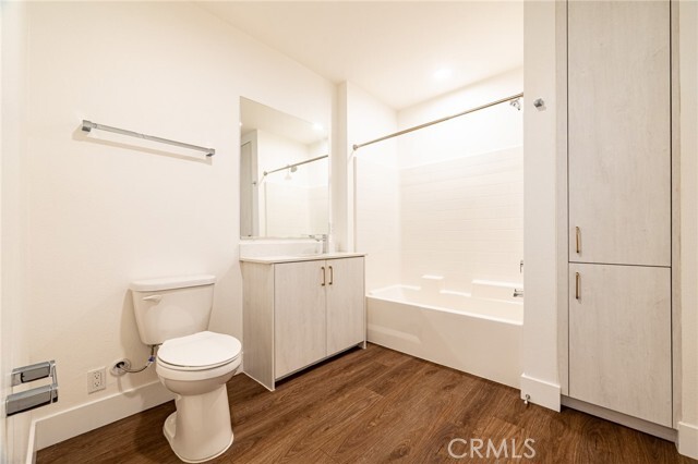 Building Photo - 709 E Walnut St