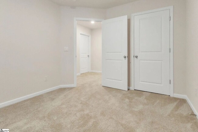 Building Photo - 3 bed, 2.5 bathroom Townhouse