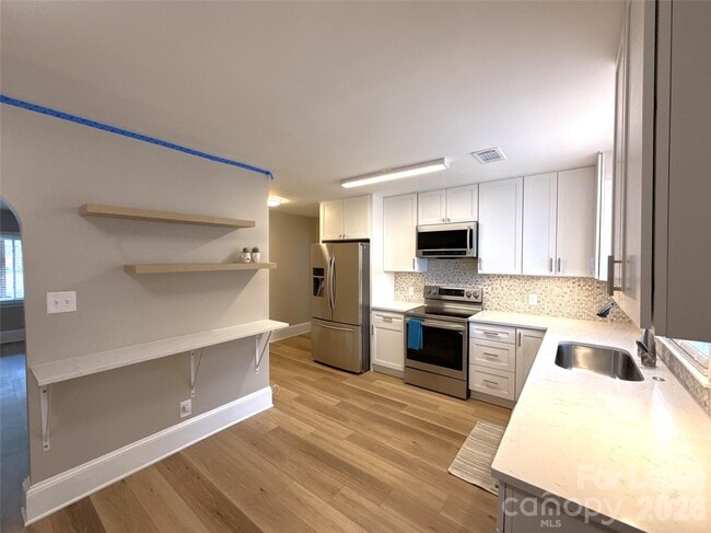 Building Photo - 833 Mohigan St