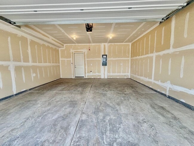Building Photo - Beautiful 3 bed, 3 bath Townhome in West W...