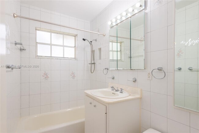 Building Photo - 1301 Lisbon St