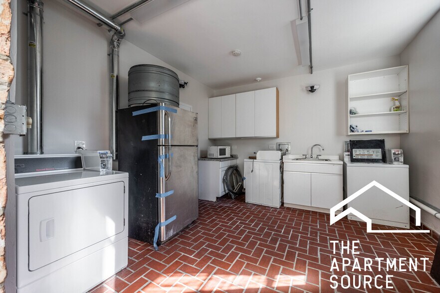 Building Photo - 6409 N Talman Ave