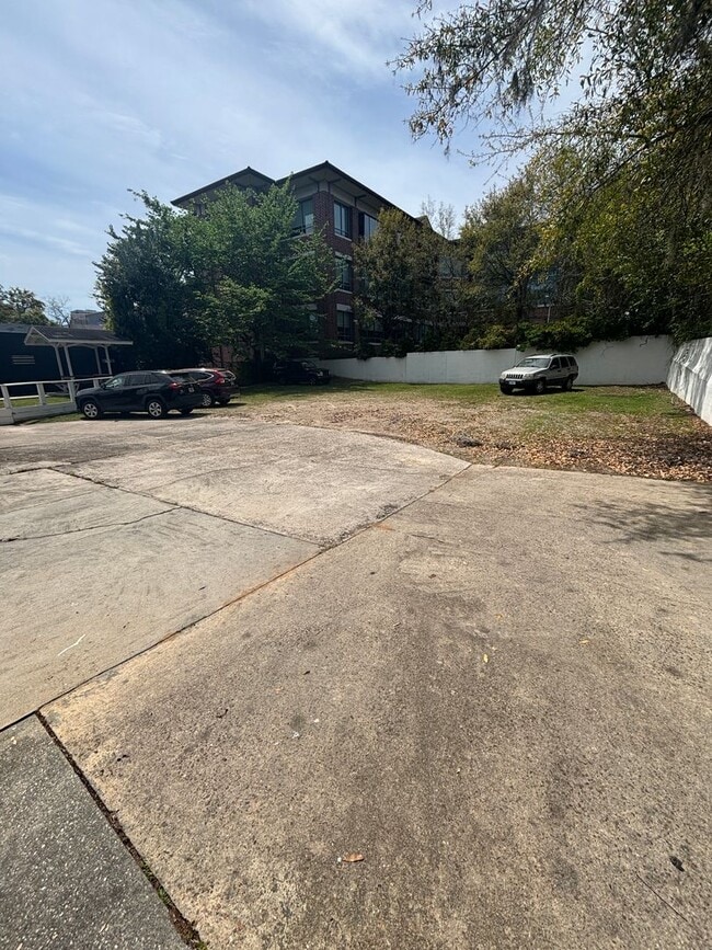 Building Photo - Super cool Apartment in Historic Home Near Downtown