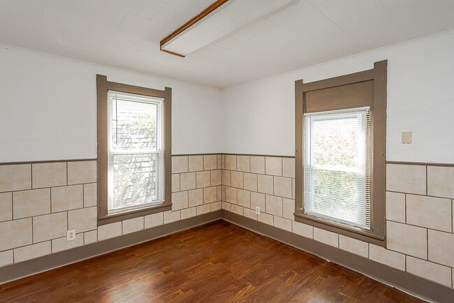 Building Photo - 734 Parker Ave