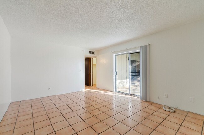 Building Photo - Cozzy Townhome with incredible mountain views! New Kitchen Appliances!