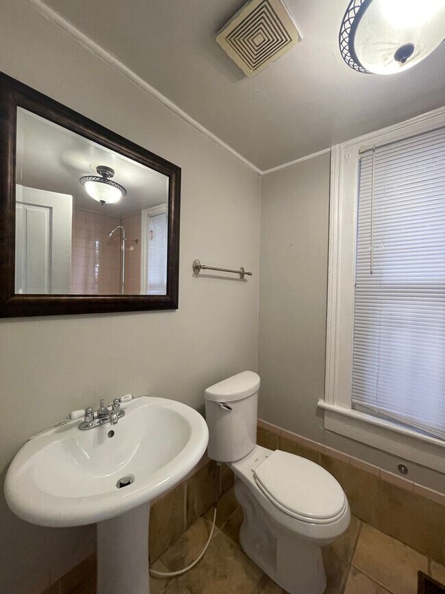 Building Photo - 984 Magnolia St