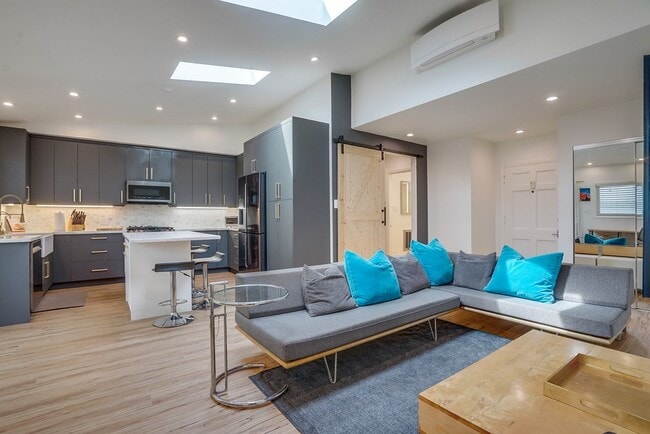 Building Photo - 12042 Sylvester St