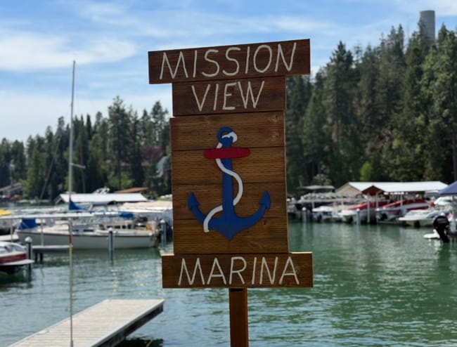 Building Photo - Beautiful Lakeside Home