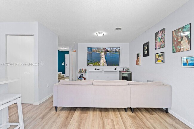 Building Photo - Franky home FL City