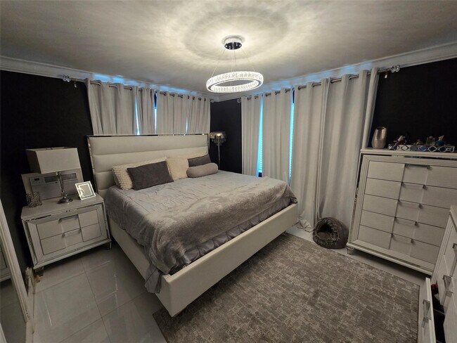 Building Photo - 2340 NE 8th Ave