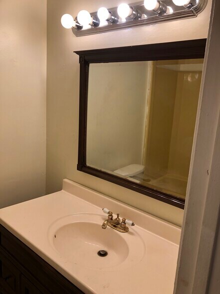 Building Photo - 5353 Grand Lake Cres