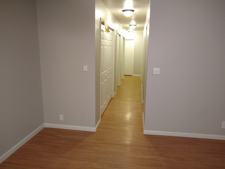 Living room, hallway - 607 W North St