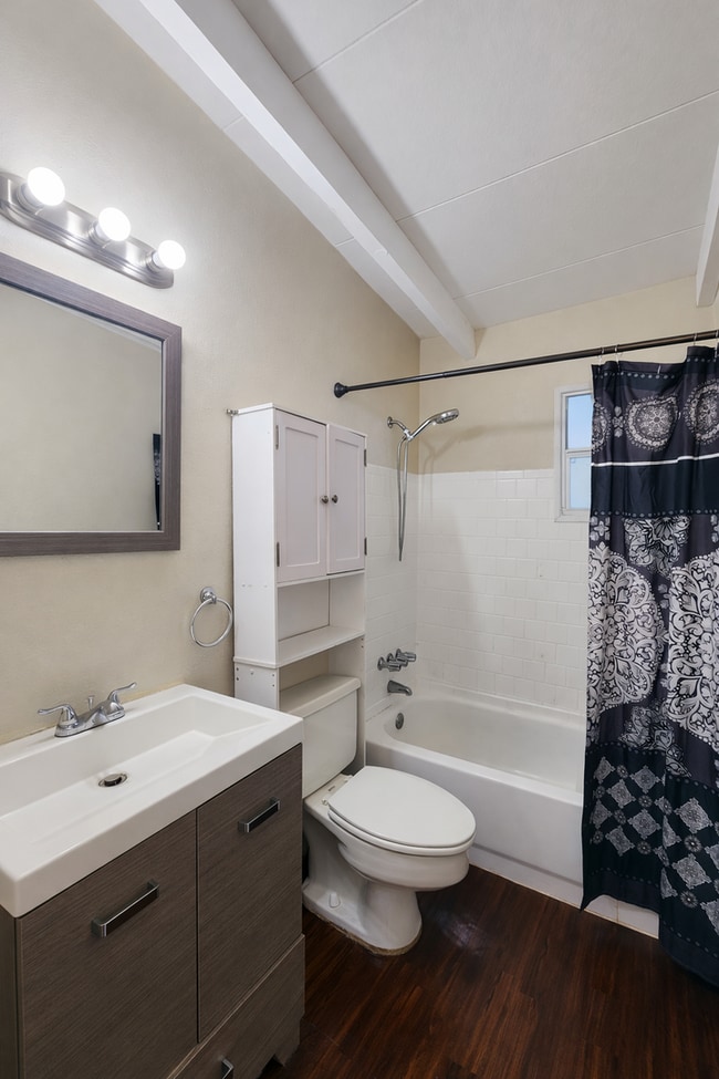 Building Photo - Refreshed and Beautiful 3/1 Move In Ready NOW!