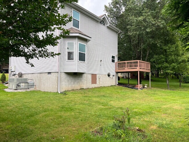 Building Photo - "Charming Franklin Retreat: 3-Bedroom Have...