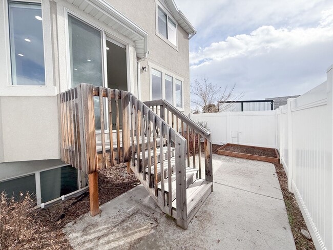 Building Photo - 3 Bed 3 Bath - Townhouse