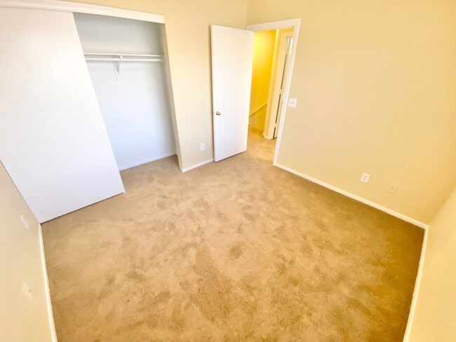 Building Photo - STUNNING 3 BEDROOM 2.5 BATH HOME LOCATED I...