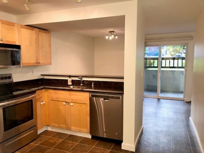 Building Photo - 2Bd/2Ba Kenmore Condo