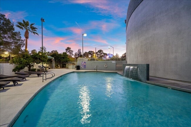 Building Photo - Fabulous Highrise Condo with Stripe Views!