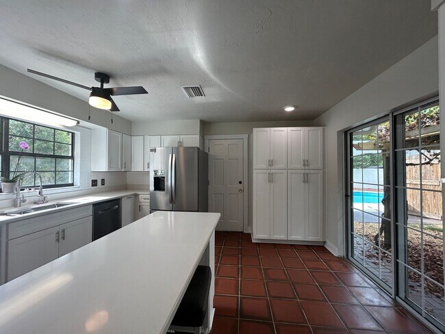Building Photo - STUNNING 4BR/2BA Home with PRIVATE POOL & ...