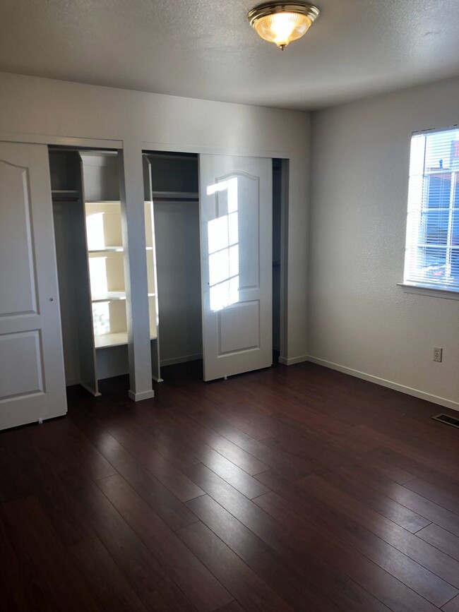 Building Photo - Light and Bright Three Bedroom Two Bath Du...