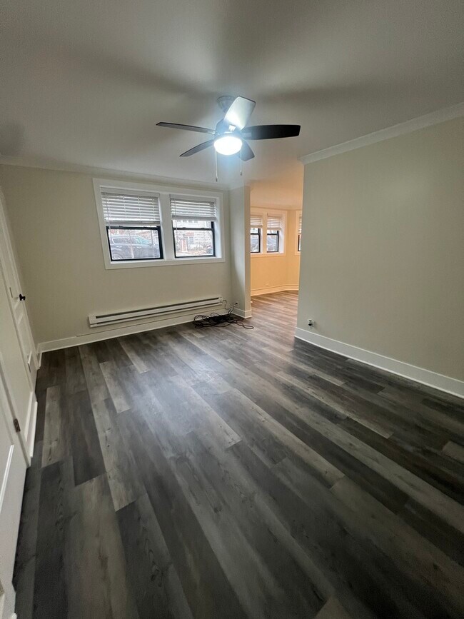 Building Photo - 3839 N Greenview Ave