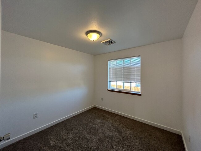 Building Photo - 3 Bedroom / 2.5 Bathroom Townhouse in SW R...