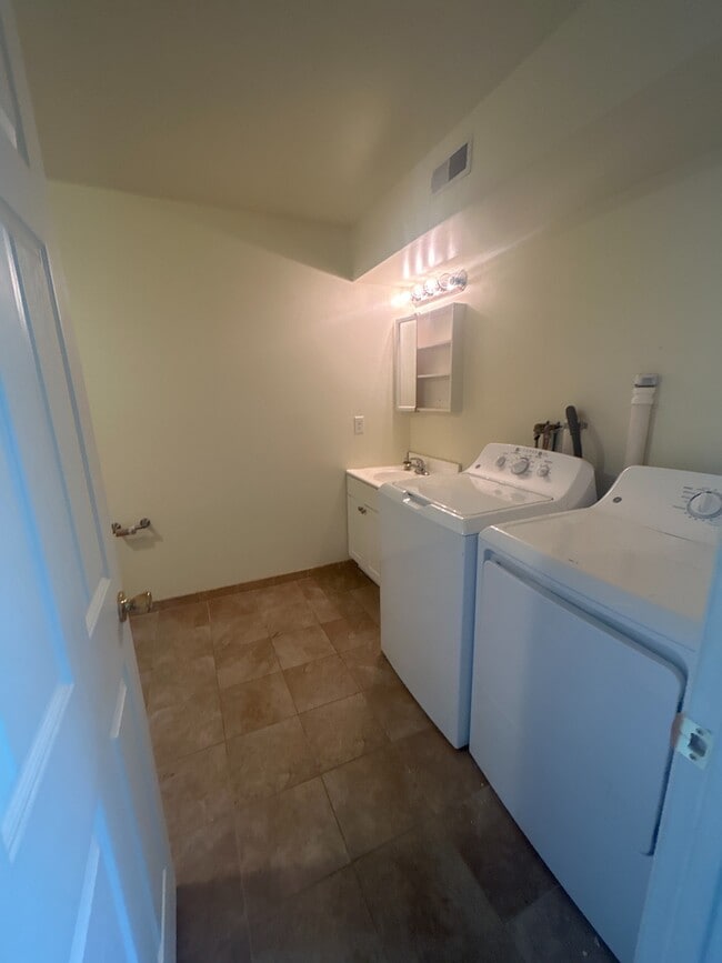 C201 MB Upgraded w shower stall - Park City Apartments