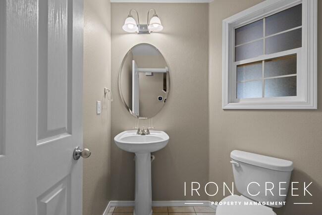 Building Photo - Quiet Abode in Prime Location with Easy Ac...
