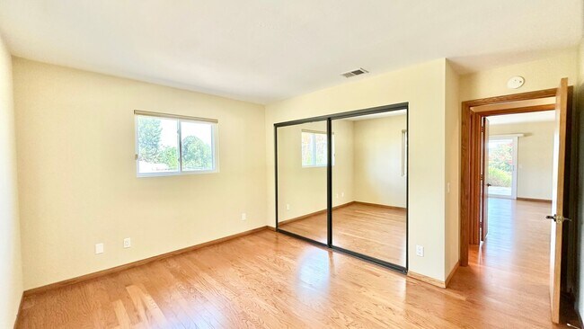 Building Photo - Amazing Location & Sprawling Country Livin...