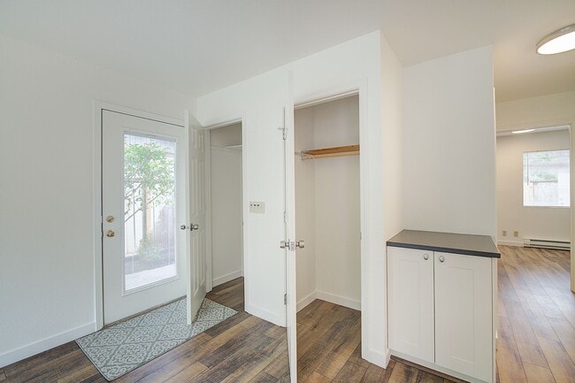 Building Photo - 2Bd/1Ba Issaquah Duplex
