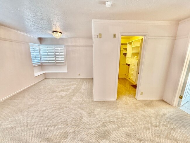 Building Photo - Distinctive and Spacious 5-BR Home in Bloomington