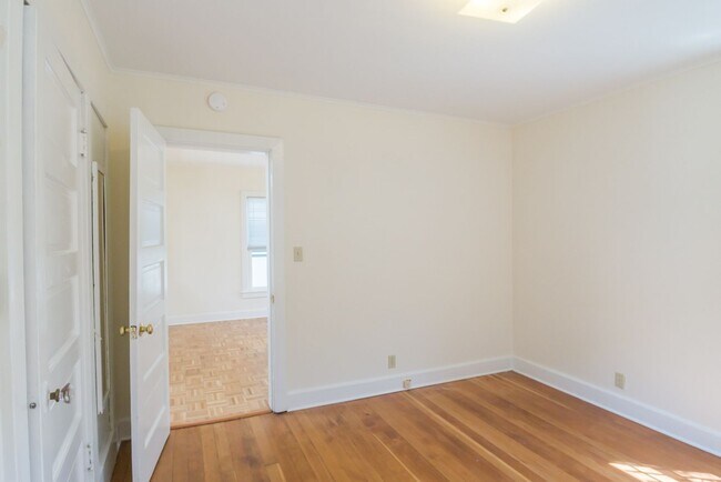 Building Photo - 2bd/1ba Seattle Home