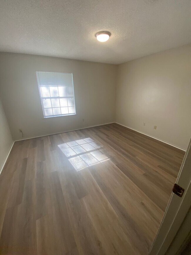 Building Photo - 405 Strasbourg Dr