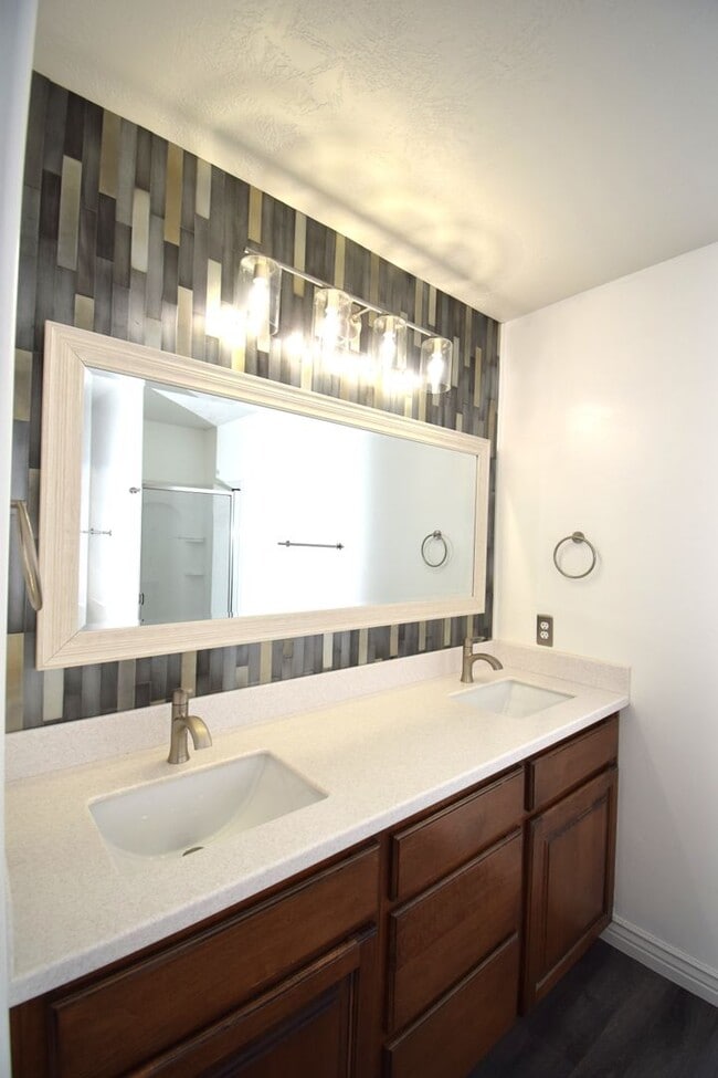 Building Photo - 3 Bedroom 3 Bath Townhome in Sun Crest!!!