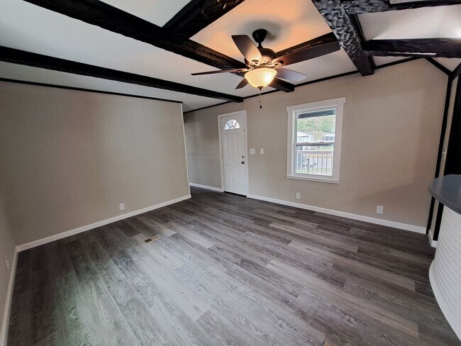 Building Photo - Nicely Renovated 3BR/2BA Mobile Home in Ba...