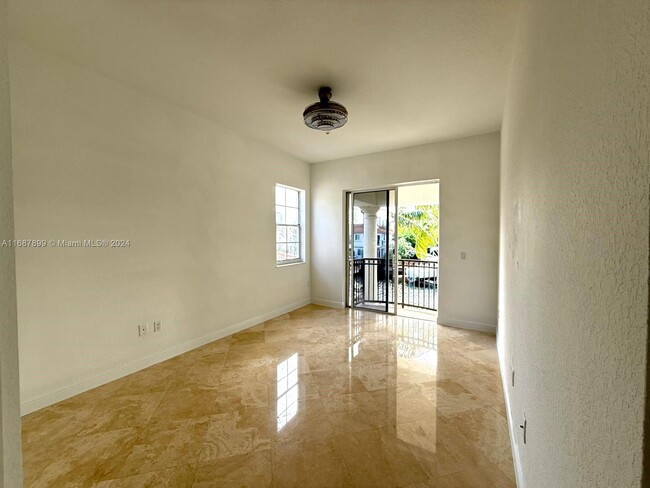 Building Photo - 996 Sanibel Dr