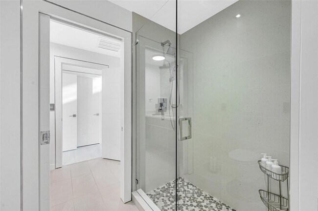 Building Photo - 1430 S Ocean Dr