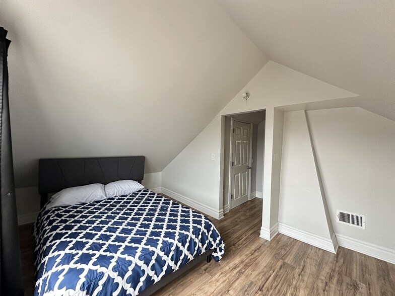 Building Photo - 723 N Elizabeth St