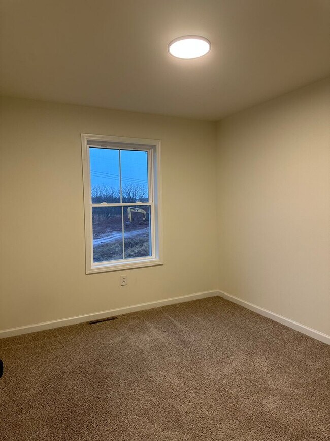 Building Photo - Beautiful Townhouse Available in York