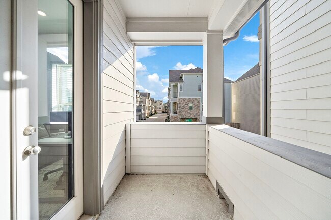 Building Photo - 11008 Mikula Dr