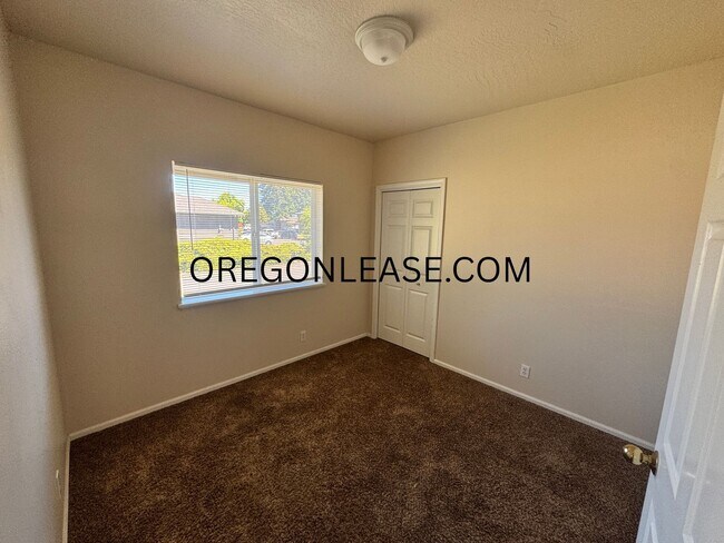 Building Photo - 3 bedroom North Eugene duplex home with full sized garage