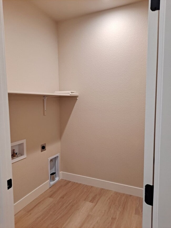 Building Photo - 697 Cabaret Dr