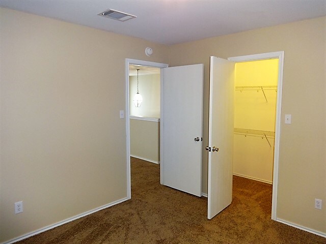 Building Photo - 317 Phillips St