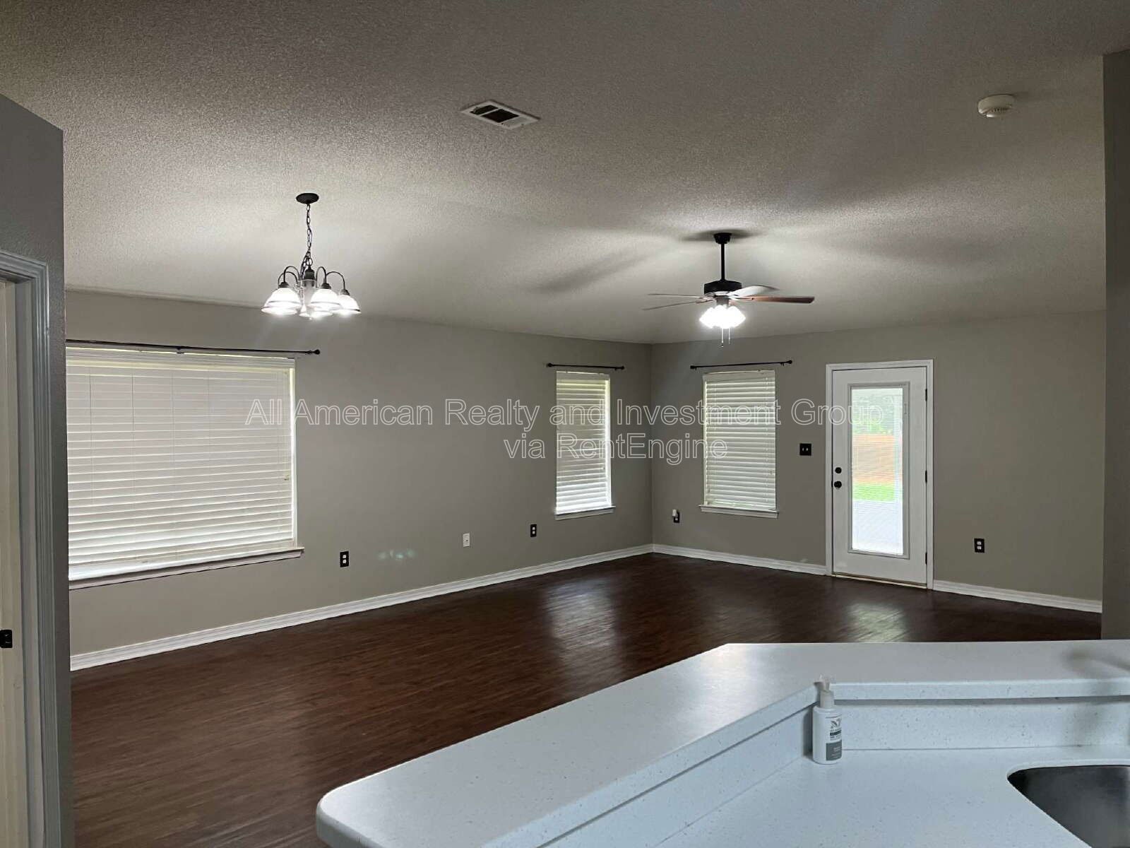 Building Photo - 917 Lajolla Ln